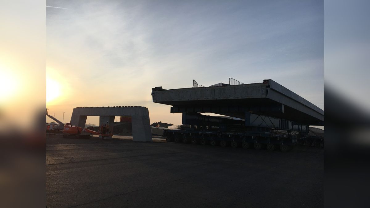 Viaduct van 1,1 miljoen kilo geplaatst bij Joure