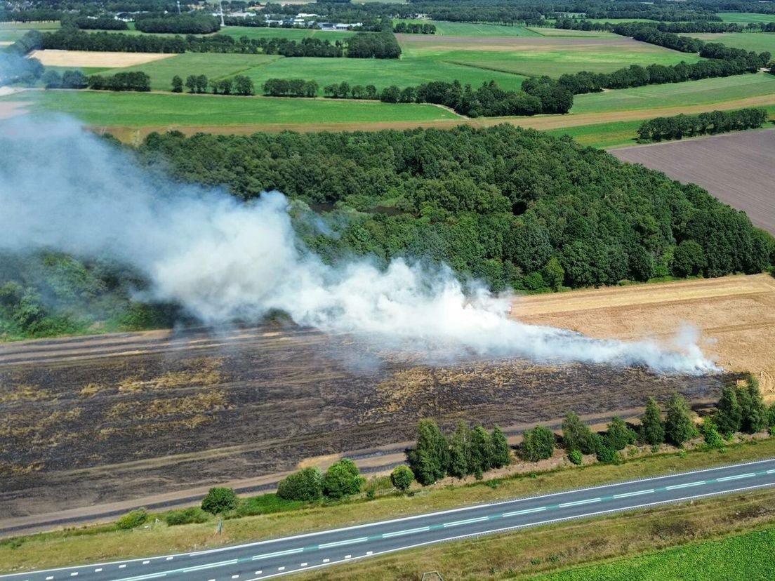 Brand op akker bij Eursinge, rookwolken trekken over N381