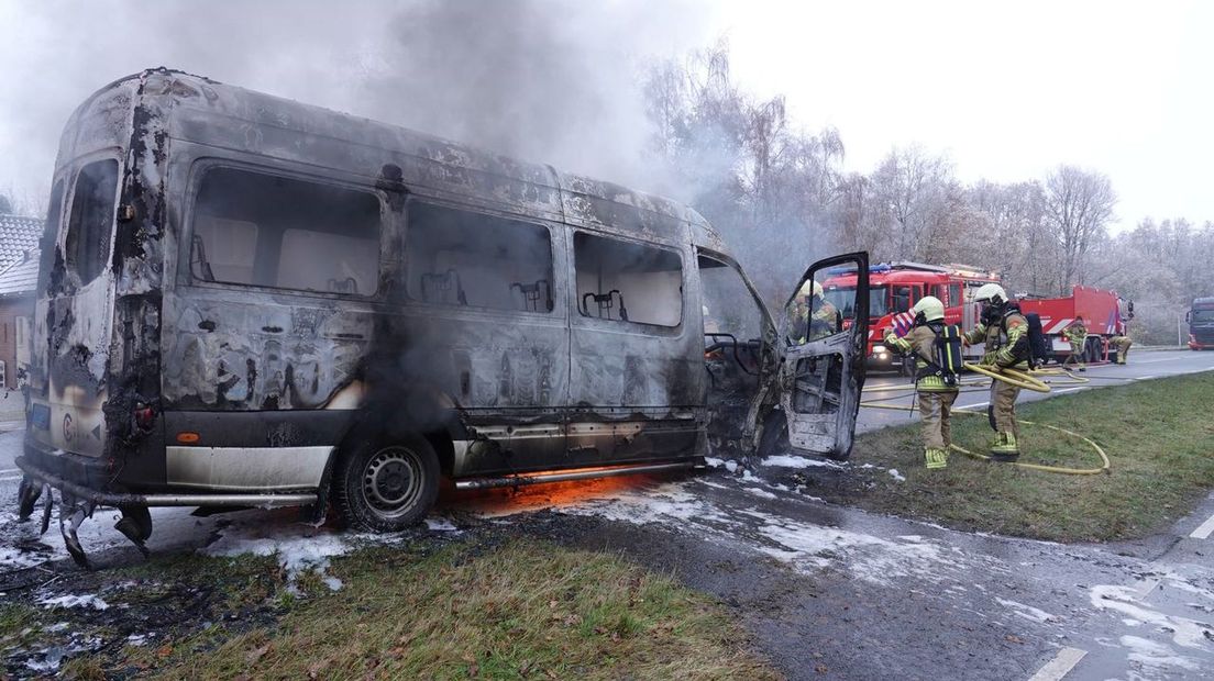 Bij Kloosterhaar brandde vanmorgen een busje volledig uit.