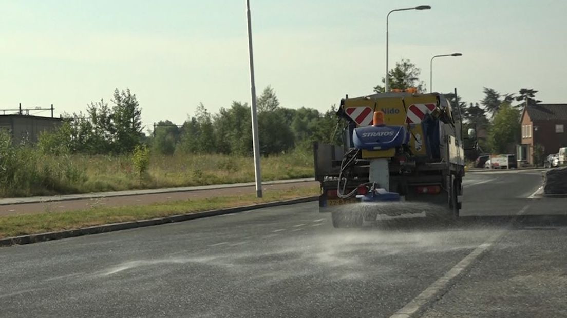 Met de huidige temperatuur kan het asfalt verhitten tot tachtig graden. Dat gaat de gemeente Geldermalsen tegen door zout te strooien.