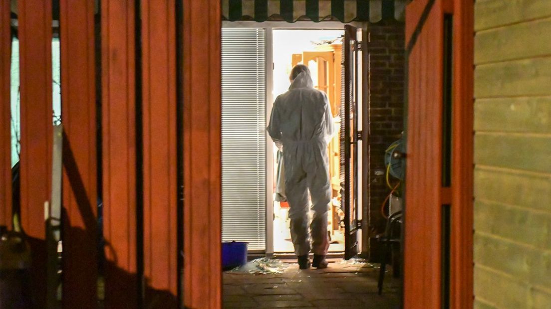 Overleden man aangetroffen in woning; politie doet onderzoek