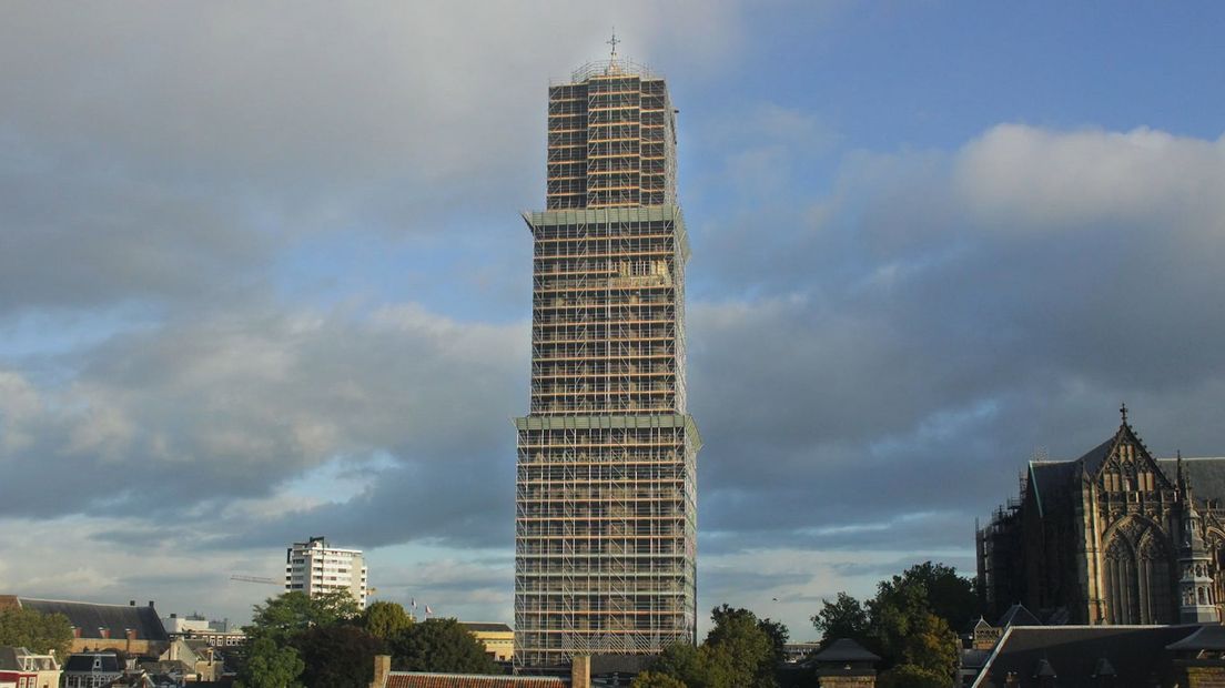 Domtoren in de steigers