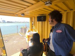 In een knalgele container knipt Jimmy zijn klanten en daarbij zet hij ook altijd een leuk muziekje aan.