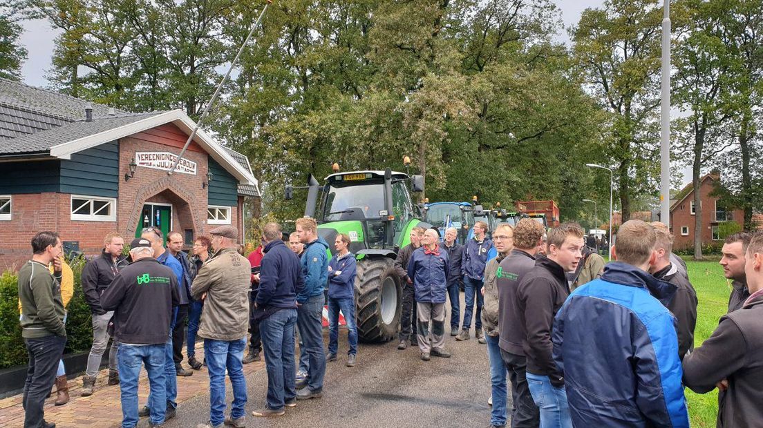 De boeren verzamelden zich in Woold voor het protest.
