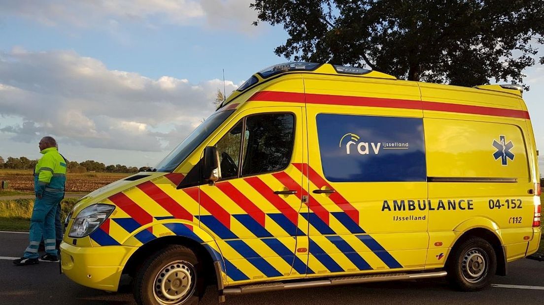 Automobilist botst op tractor