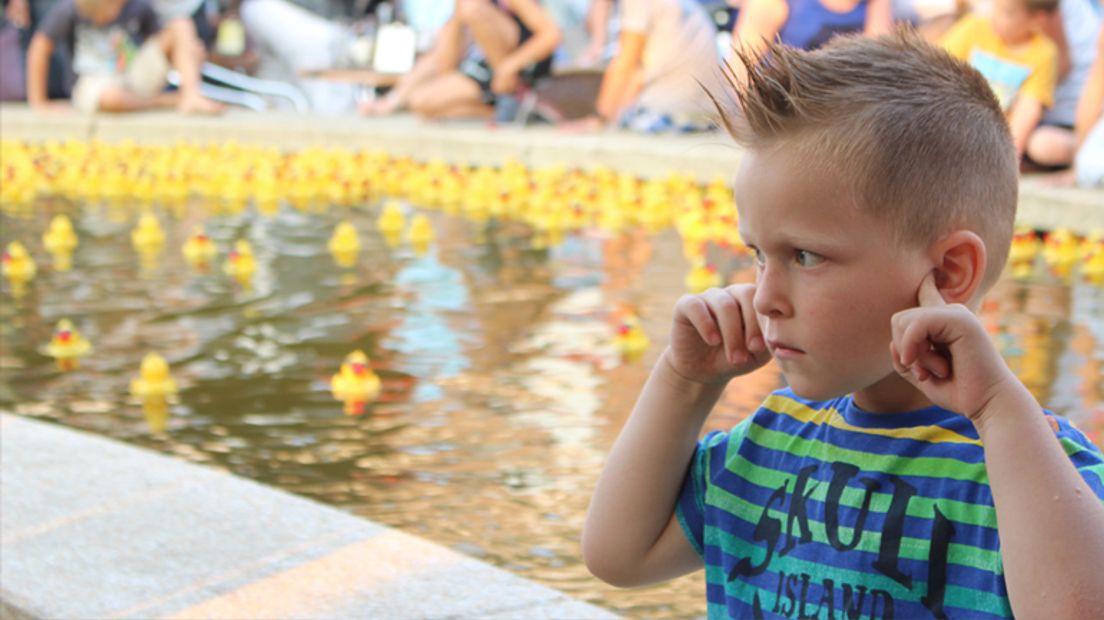 Een jongetje vindt het geluid te luid tijdens de badeendenrace (Rechten: Roelof Jonker)
