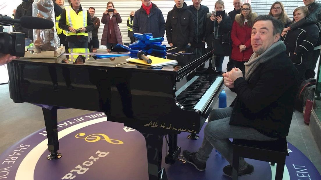 Pianman Hans Janssen achter de nieuwe stationspiano van Zwolle