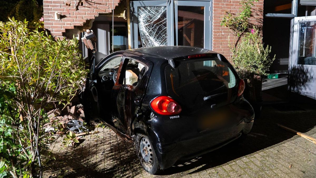 Auto schiet door voortuin en rijdt huis binnen