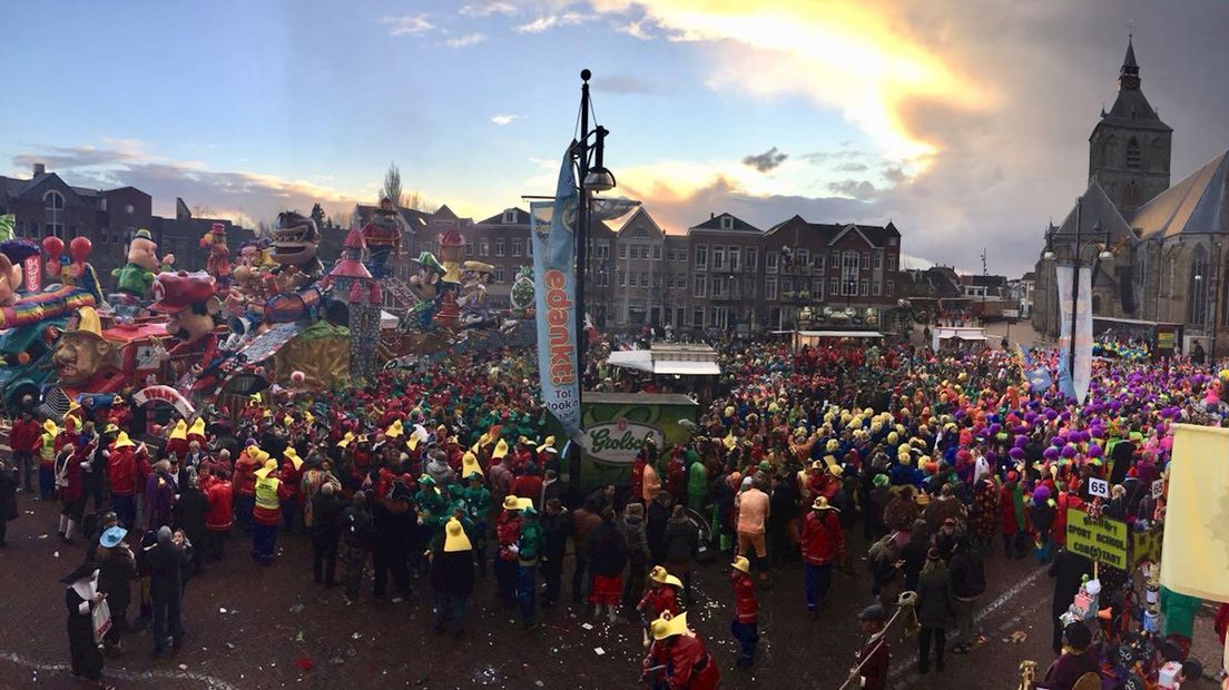 De prijsuitreiking van de Grote Twentse Carnavalsoptocht in Oldenzaal 2018