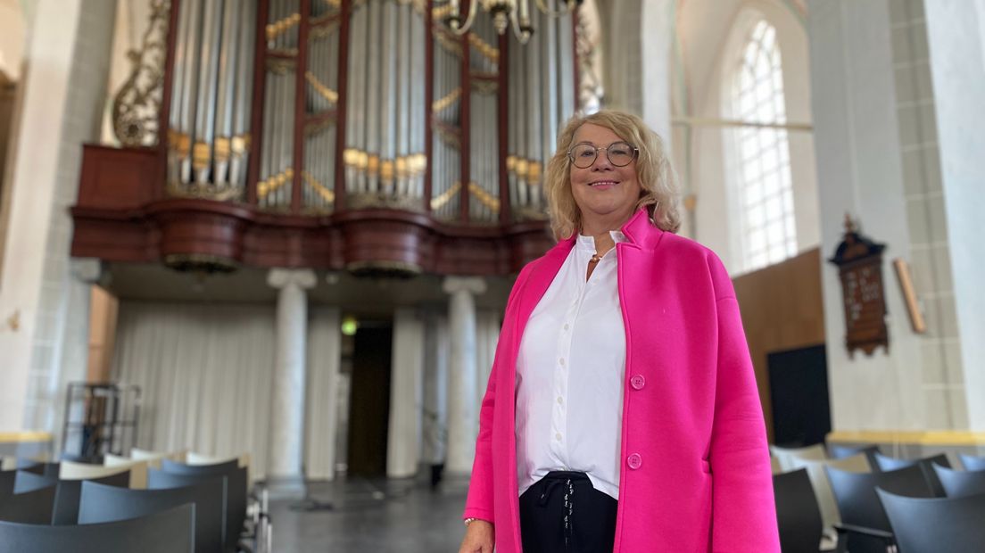 Organiste Janny Bennen-Stakelbeek afgelopen zomer, voordat werd begonnen met de renovatie van het orgel op de achtergrond.