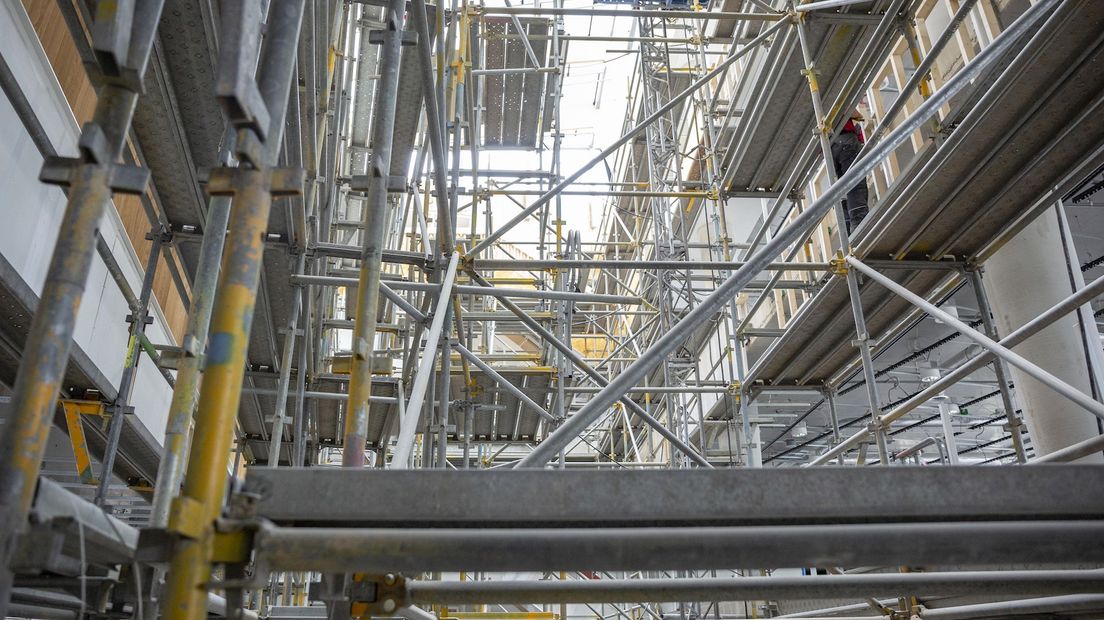 De vide in het nieuw stadskantoor Hengelo staat nog vol steigermateriaal