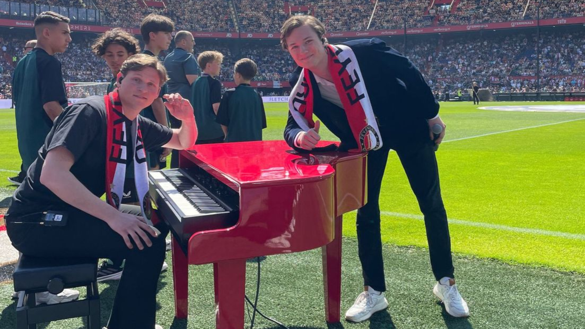 Floriaan en zijn pianist voor het optreden in De Kuip.
