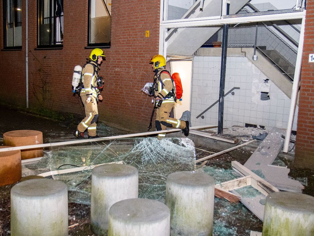 Vooral glasschade na de explosie in het trappenhuis van het appartementengebouw aan de Hondiusstraat