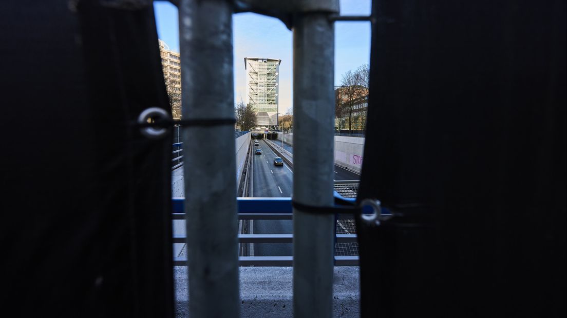 Deze zwarte doeken zijn geplaatst rond de Utrechtsebaan en moeten voorkomen dat gedemonstreerd wordt op en rond de A12