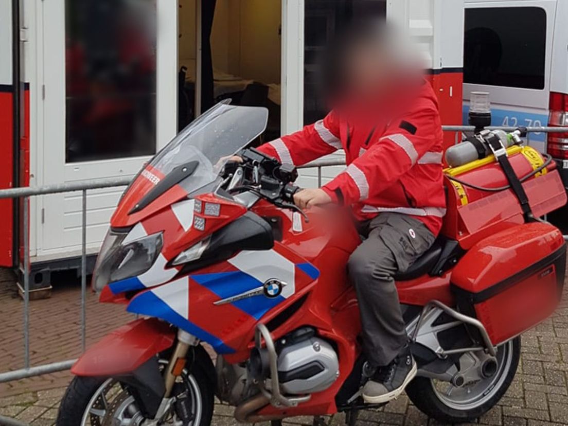 John S. op een motor van de brandweer tijdens een open dag in 2019