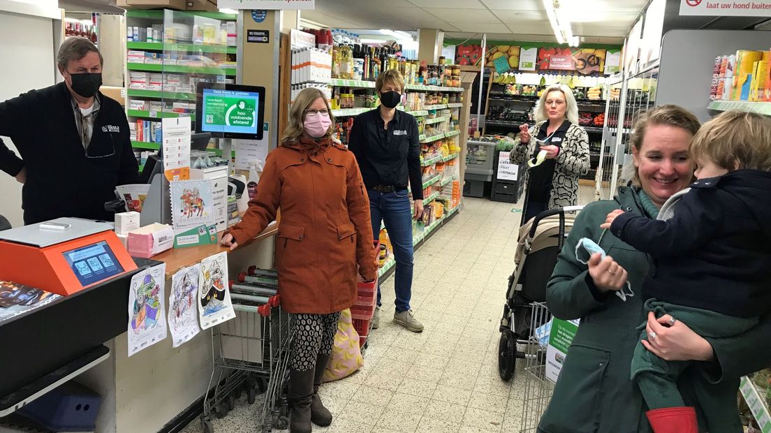 Cees van Dijk en klanten in zijn supermarkt in Austerlitz