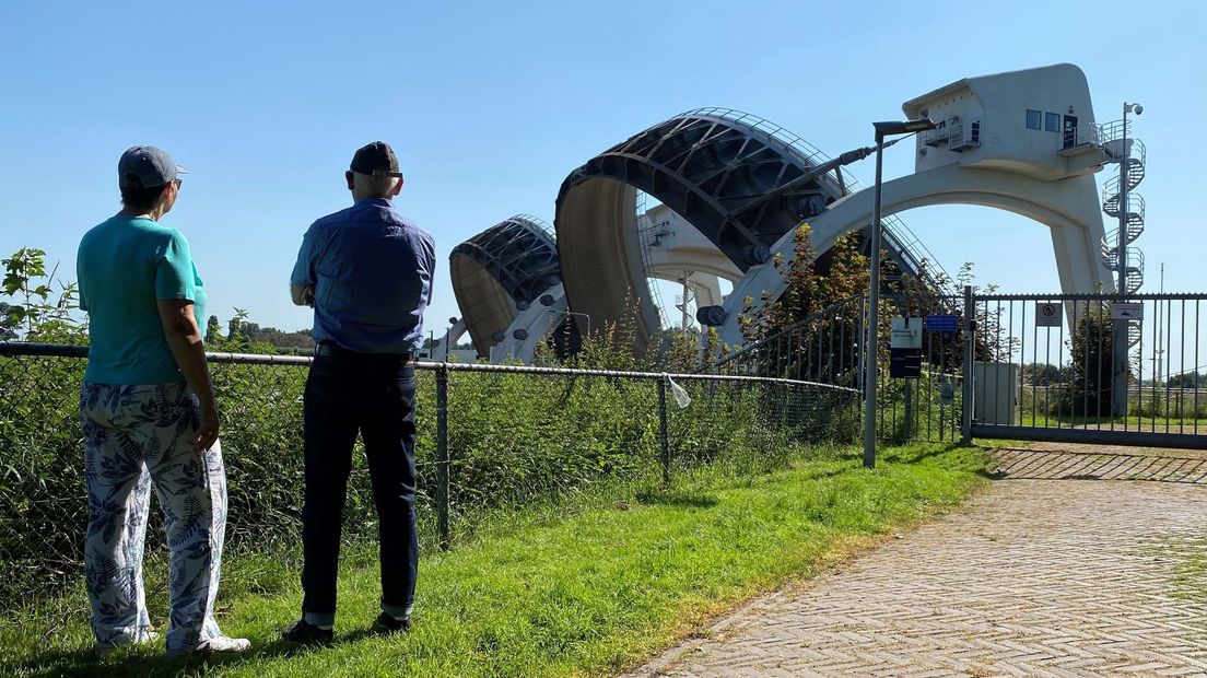 In Hagestein staat het echtpaar Besamusca te kijken naar de stuw, die vanwege het hoogwater openstaat. De twee noemen de kolossale bogen 'de monsters van Hagestein'.