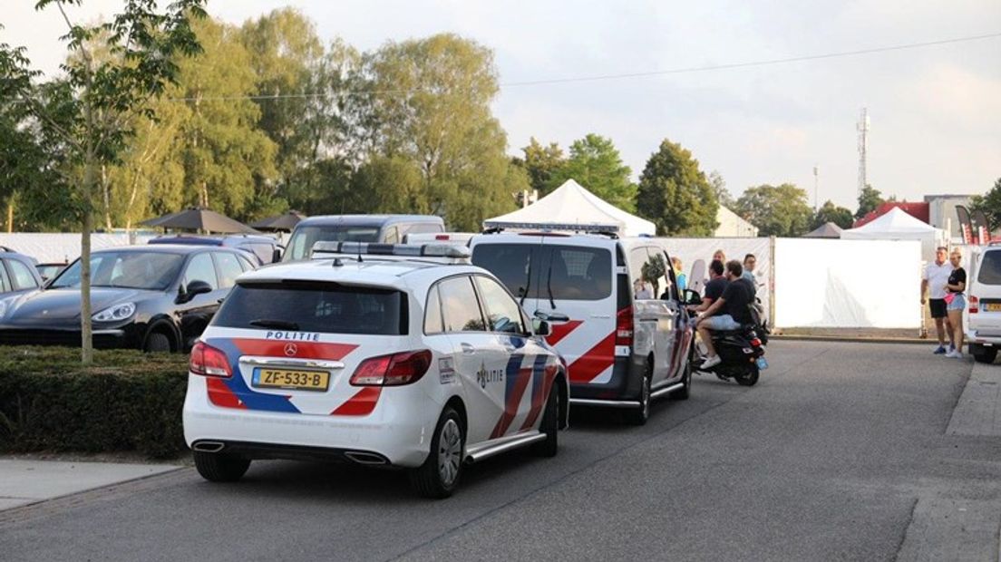 De politie bij het festival dat vroegtijdig werd stopgezet.