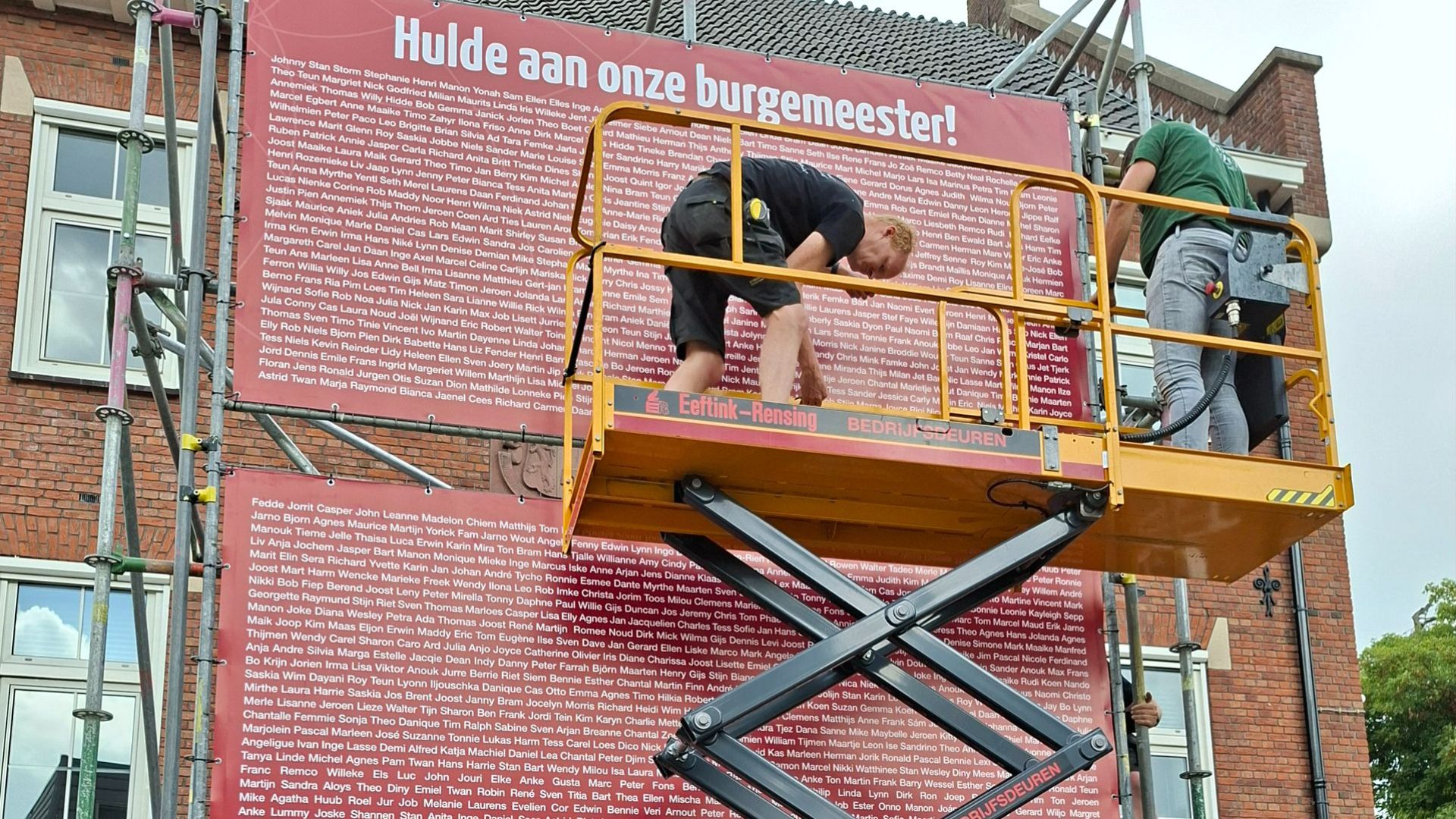 Metershoge spandoek voor het gemeentehuis als eerbetoon voor burgemeester Annette Bronsvoort.