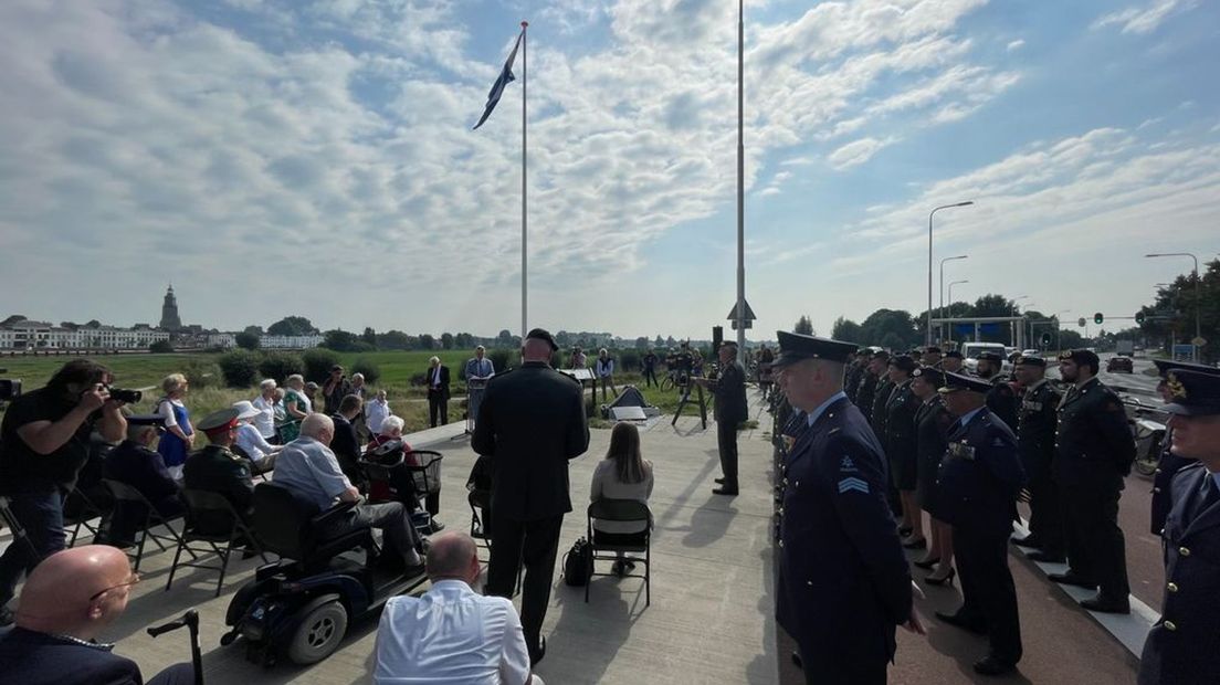 Veel mensen woonden de onthulling van het monument bij in Zutphen.