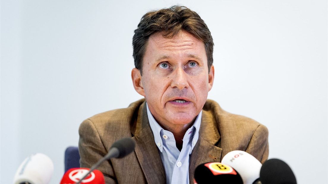 Hoofdofficier van justitie Charles van der Voort tijdens een persconferentie in 2015.
