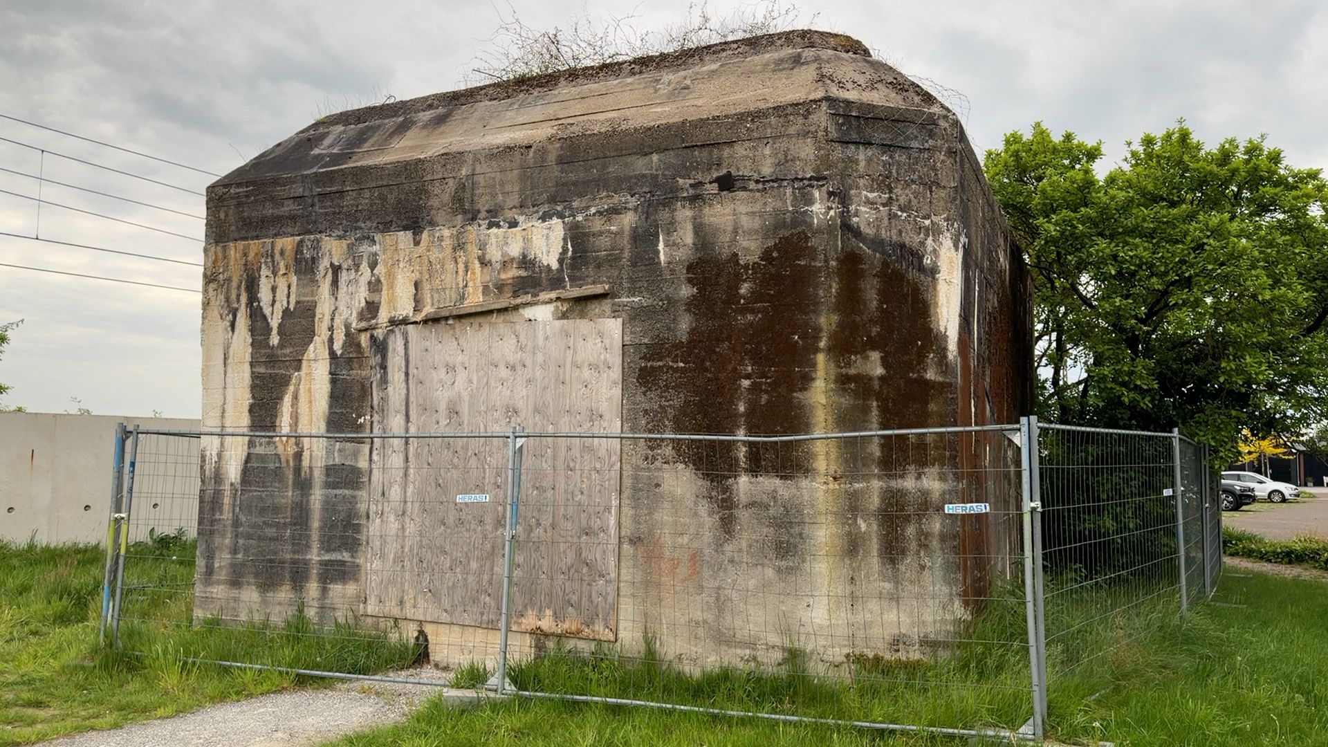 Foto: Deze oude bunker is aangewezen als monument: ‘Hiep, hiep, hoera!’