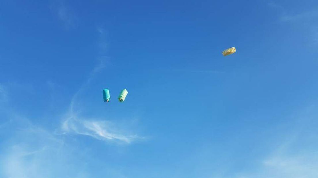 In Druten zijn woensdagavond wensballonnen opgelaten voor de vermoorde 'Affie'. De 24-jarige Drutenaar werd vorige week dood aangetroffen in de Noordzee, vermoedelijk is hij door het misdrijf om het leven gekomen. Zijn vrienden snappen er niets van: 'het was een teddybeer'.