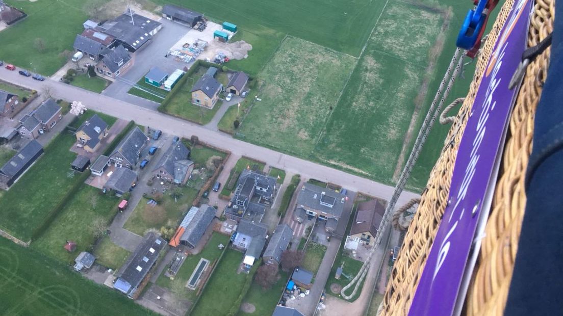 We iets te vieren heeft, trakteert. En Omroep Gelderland trakteerde vrijdagavond de prijswinnaars van de paasactie #indewolken op de gewonnen luchtballonvaart boven onze mooie provincie.