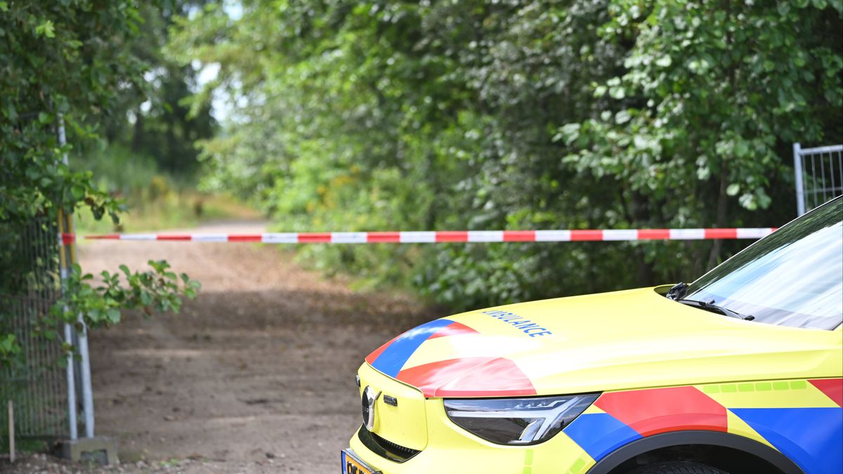 Politie treft overleden persoon aan bij water in Steenwijk