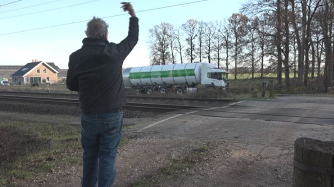 Boer Nieuwenhuis uit Velp staat met de rug tegen de muur. Als er niet voor 16 december een oplossing komt voor de 'gevaarlijke' spoorwegovergang bij zijn bedrijf, komt FrieslandCampina geen melk meer bij hem ophalen. Volgens Nieuwenhuis zou dat de doodsteek betekenen voor zijn melkveehouderij.