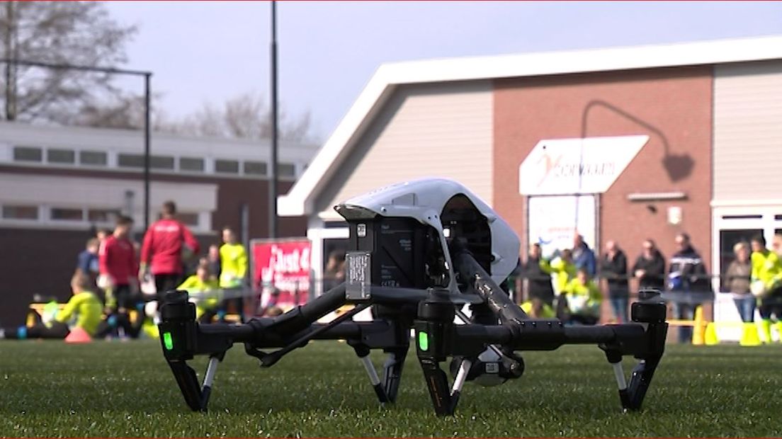 Een drone gaat keepers helpen om beter te worden. Keepersschool Just4Keepers zet de vliegende camera zondag voor het eerst in tijdens een voorjaarsclininc bij Sportvereniging Voorwaarts in Twello.