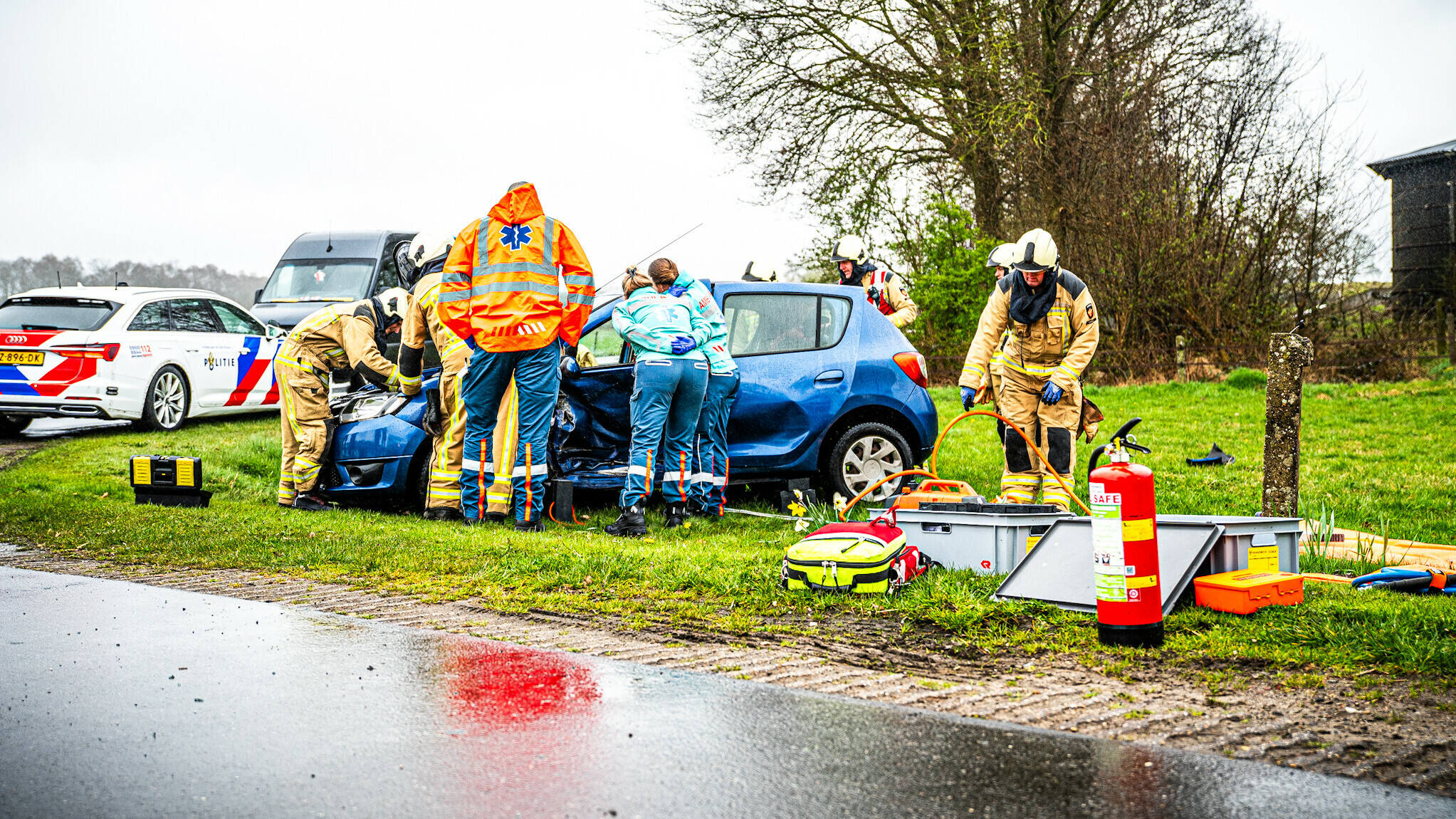 Twee zwaargewonden bij botsing tussen automobilist en motor in Grijpskerk.