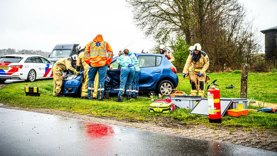 Twee zwaargewonden bij botsing tussen automobilist en motor in Grijpskerk. Twee zwaargewonden bij botsing tussen automobilist en motor in Grijpskerk.