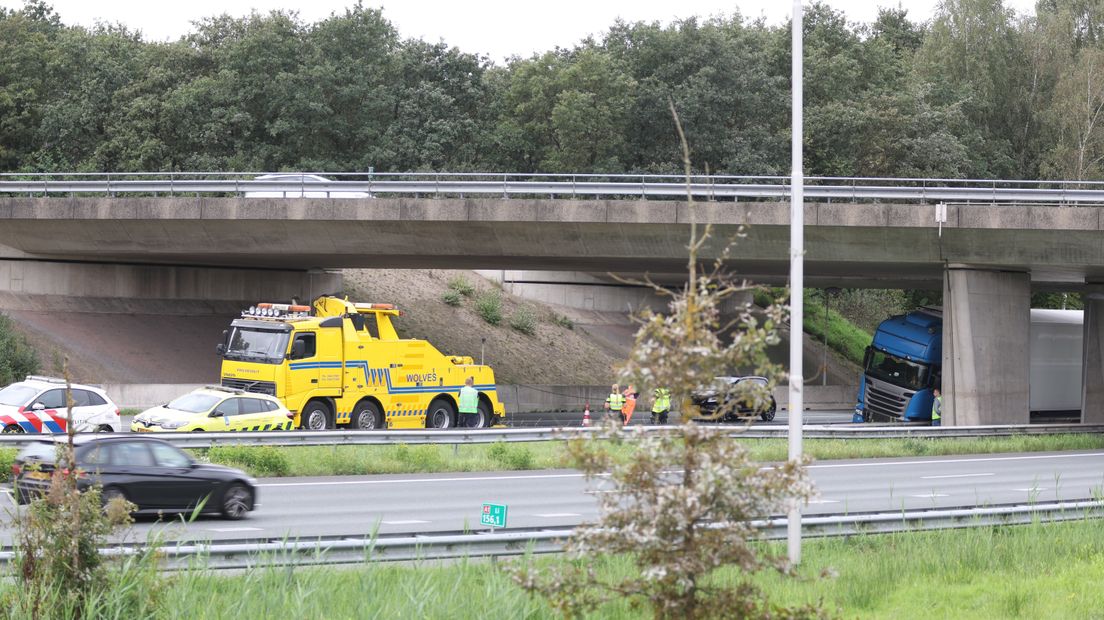 Vrachtwagen vast in de linkerberm van de A1 bij Borne.