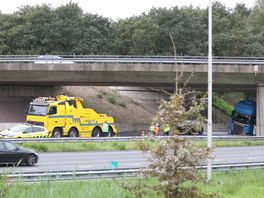 112 Nieuws: vrachtwagen in berm A1, file voor knooppunt Buren bij Borne