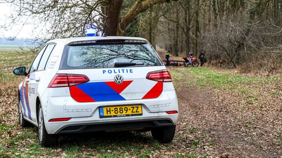 Motorrijder naar ziekenhuis na ongeluk op bospad bij Buinen. Motorrijder naar ziekenhuis na ongeluk op bospad bij Buinen.