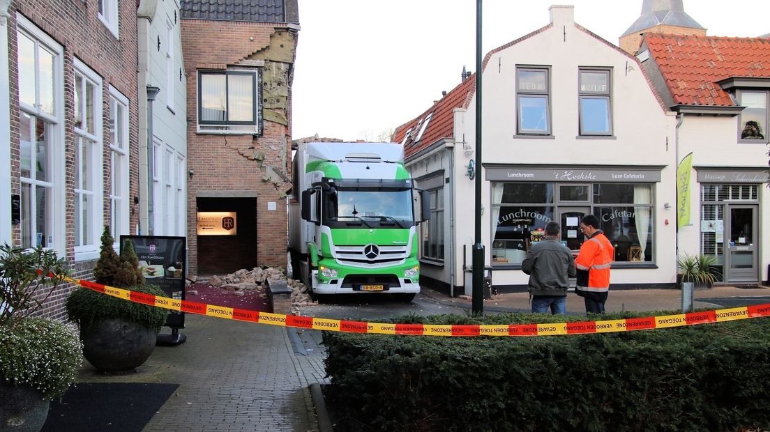 Vrachtwagen rijdt tegen hotelgevel Sint-Maartensdijk