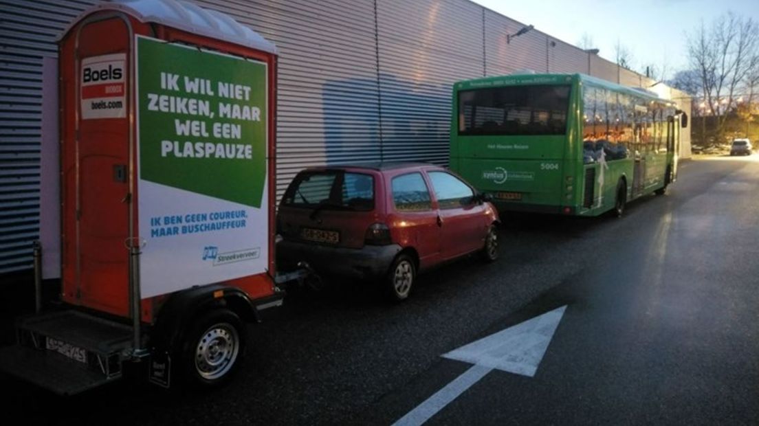 Buschauffeurs krijgen meer pauzes, dat meldt vakbond FNV. De onderhandelingen hebben geleid tot een nieuwe cao voor chauffeurs. Daarin is opgenomen dat ze iedere 2,5 uur gelegenheid krijgen om naar het toilet te gaan.