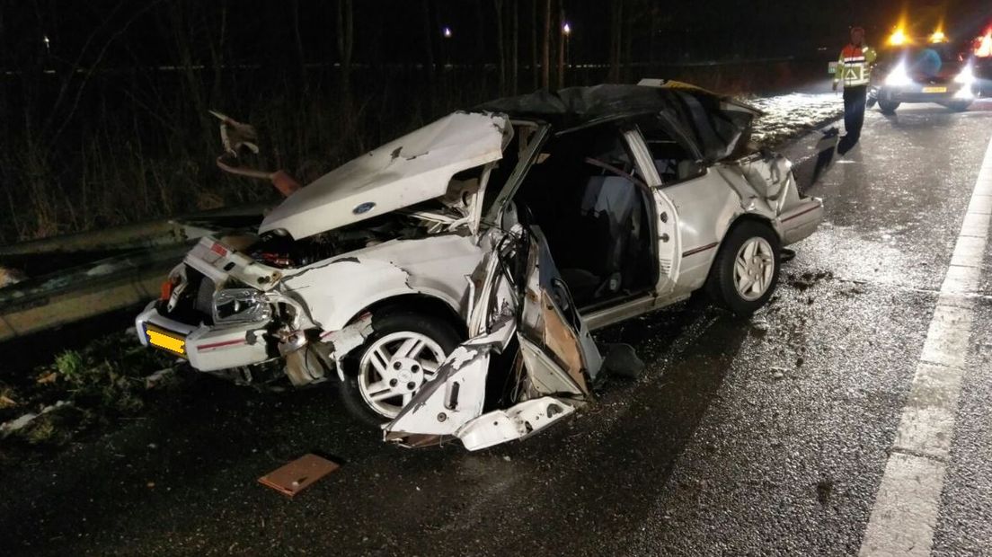 Een automobilist is donderdagavond zwaargewond geraakt bij een verkeersongeval op de A15. De cabrio van de man raakte bij Elst van de weg en sloeg vervolgens meerdere keren over de kop.