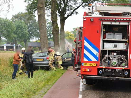 Hulpverlening bij zwaar ongeval in Dedemsvaart, twee gewonden nadat auto tegen boom reed