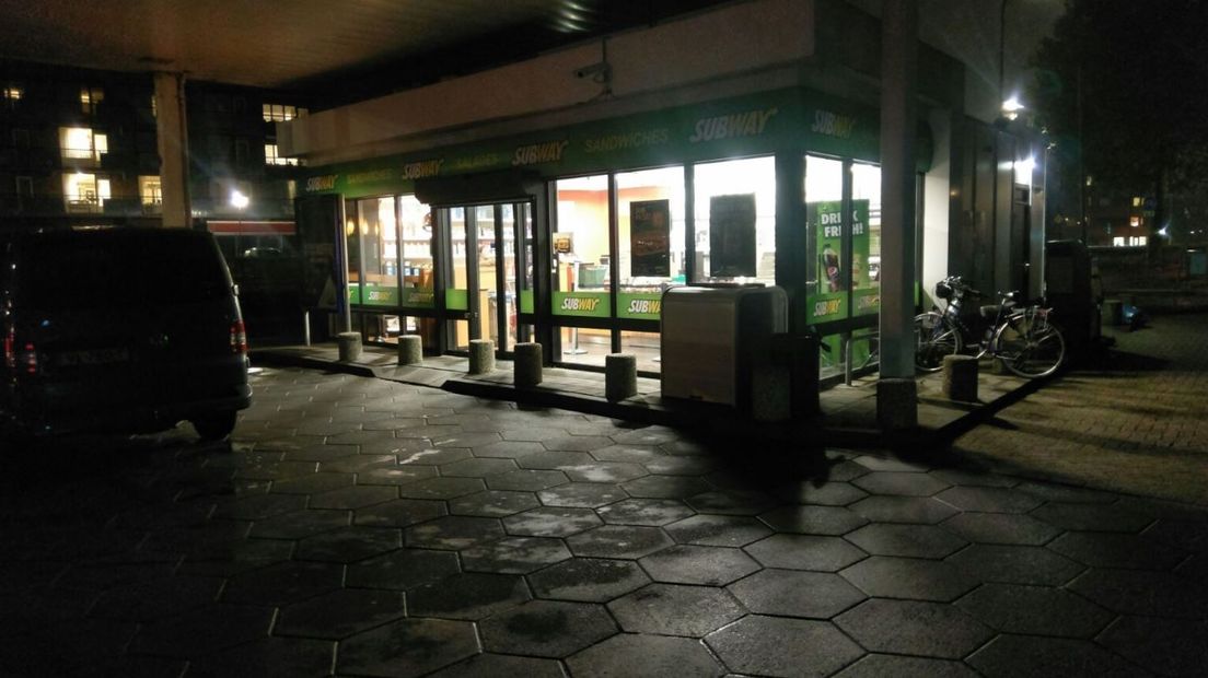 Drie personen hebben vrijdagavond een vestiging van broodjeszaak Subway aan de Heyendaalseweg in Nijmegen overvallen. Ze maakten onder dreiging van steekwapens en een vuurwapen geld buit. De daders zijn nog voortvluchtig. Er vielen geen gewonden.