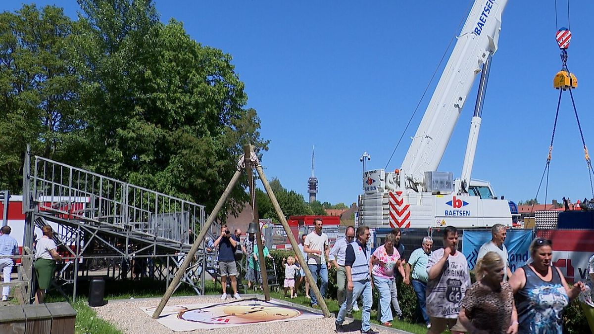 In Goes-West staat in één dag een woning, publiek kijkt mee vanaf tribune