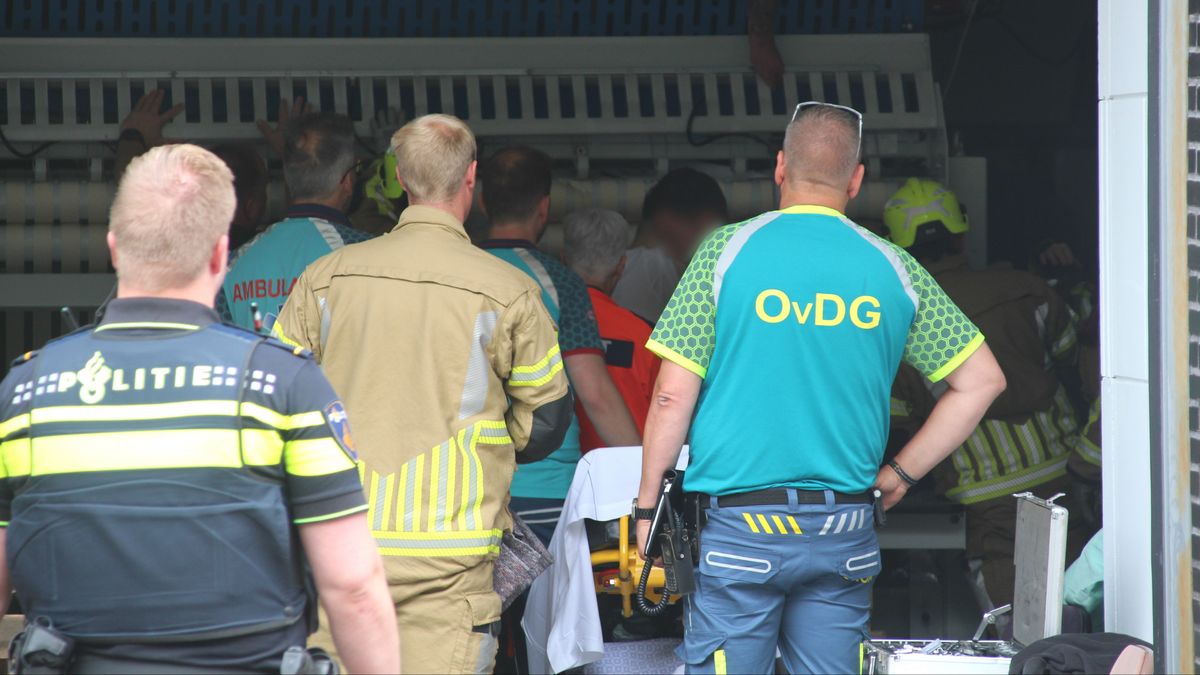 Man zwaargewond na bedrijfsongeval met persmachine