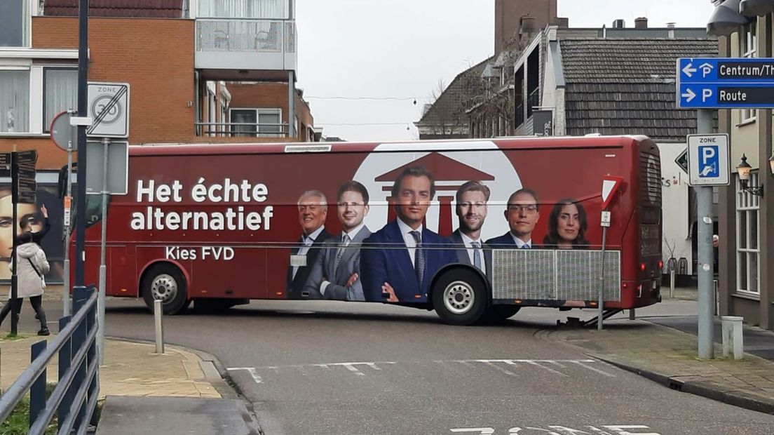 Een campagnebus van FVD botste op een paaltje in Hardenberg
