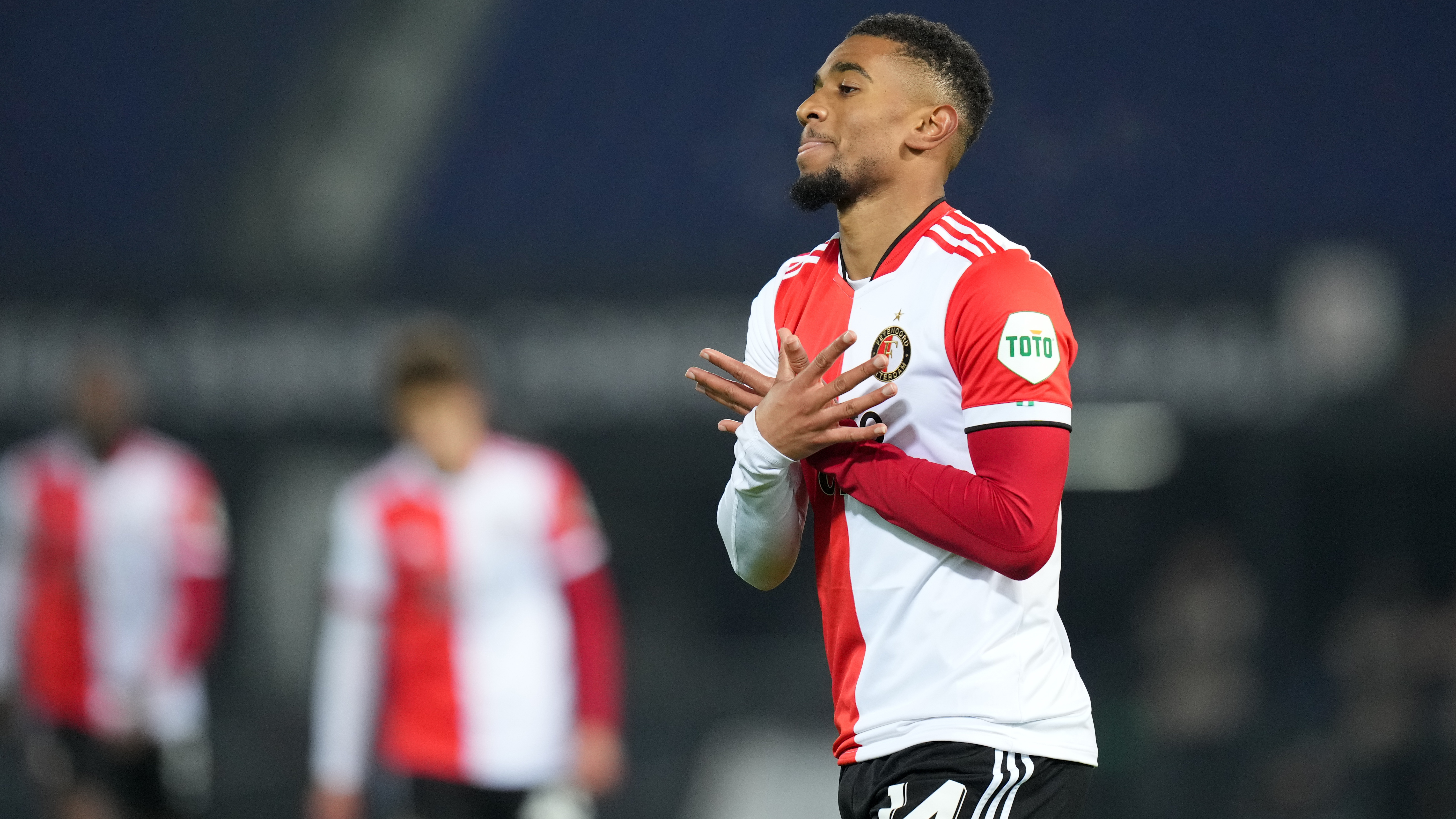 Reiss Nelson viert een goal in het shirt van Feyenoord