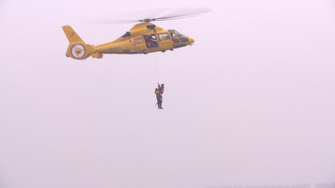 KNRM oefent in het redden van duikers