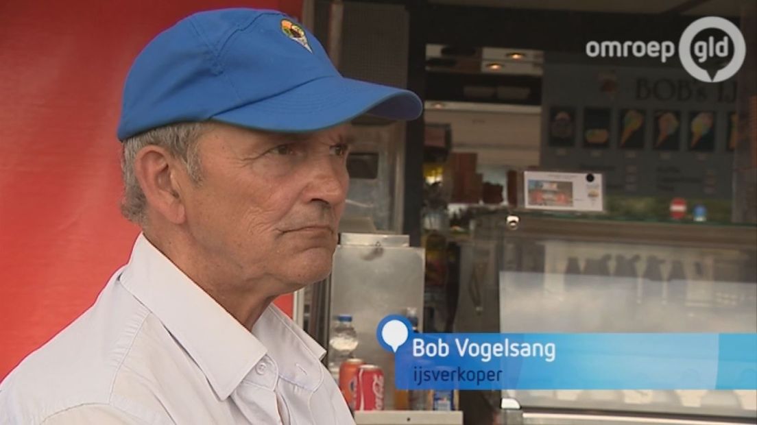 Drie bolletjes ijs, dat is toch wel het minste wat een volwassene op kan. Dat is de stellige overtuiging van Bob Vogelsang, ijsboer in Uddel. 'En als 'ie dat niet kan, helaas...!'