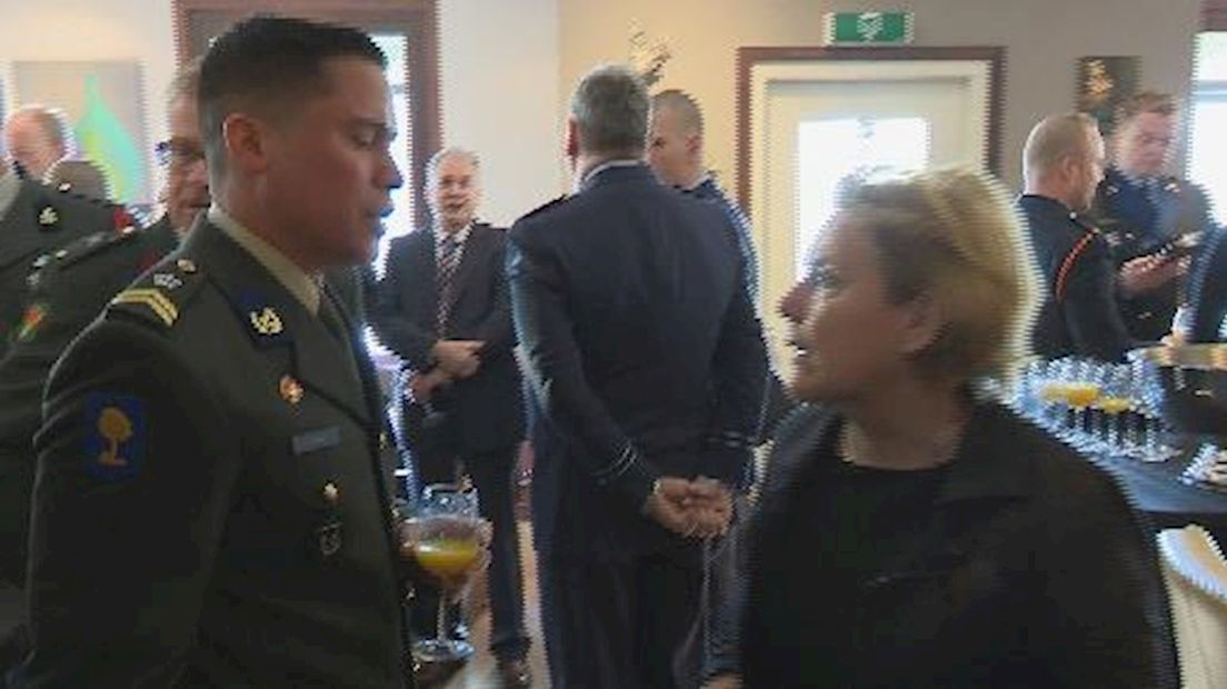 minister Ank Bijleveld in gesprek met militair personeel in Goor