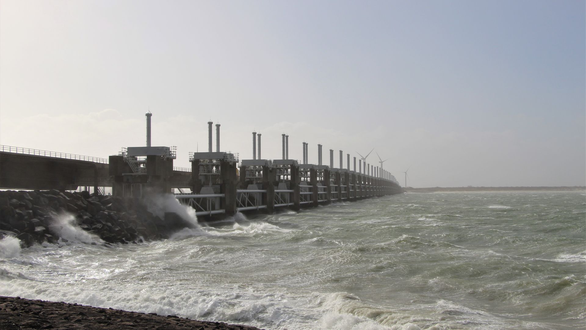 Stormvloedkering Sluit Voor Storm Corrie, Hoog Water Verwacht - Omroep ...