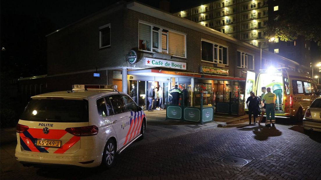 Hulpdiensten bij een kroeg aan de Foreestweg in Delft na een steekpartij.